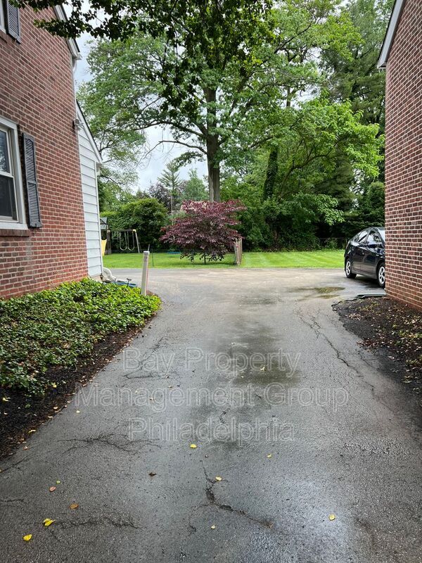 Building Photo - 1037 Montgomery Ave
