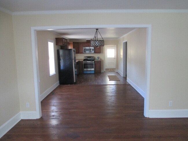 Building Photo - Beautiful 3 bedroom, 2 bath house on a lar...