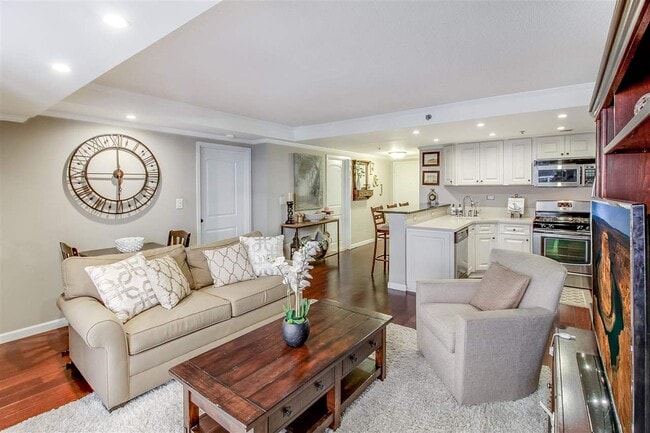 Building Photo - 700 1st St