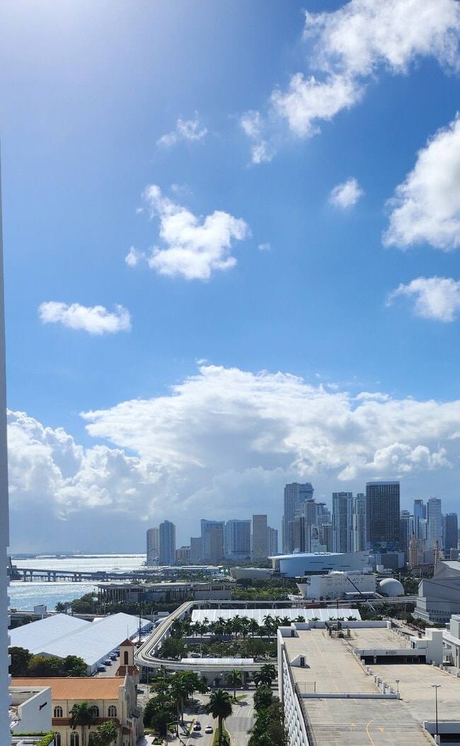 Building Photo - 1750 N Bayshore Dr