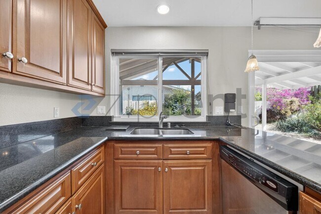 Foto del edificio - 13333 Rollin Glen Rd