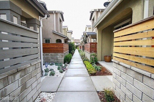 Foto del edificio - 3 br, 3 bath House - 10952 Kittridge Street