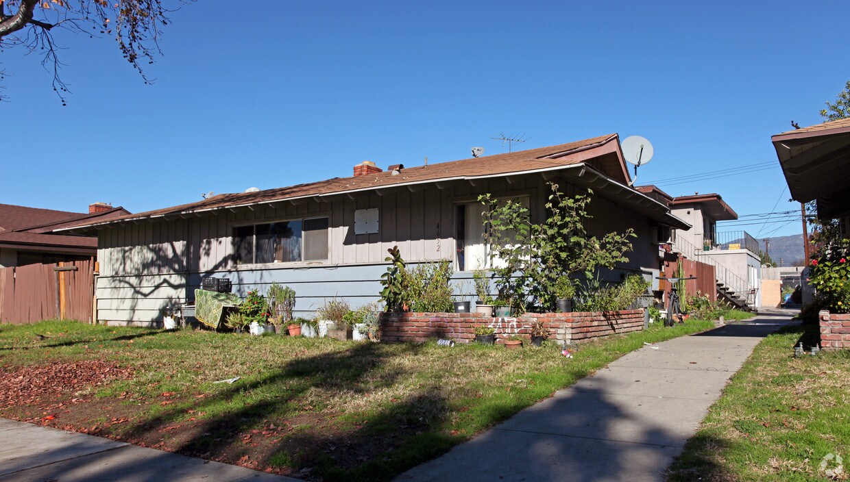 Primary Photo - 4652 Canoga St
