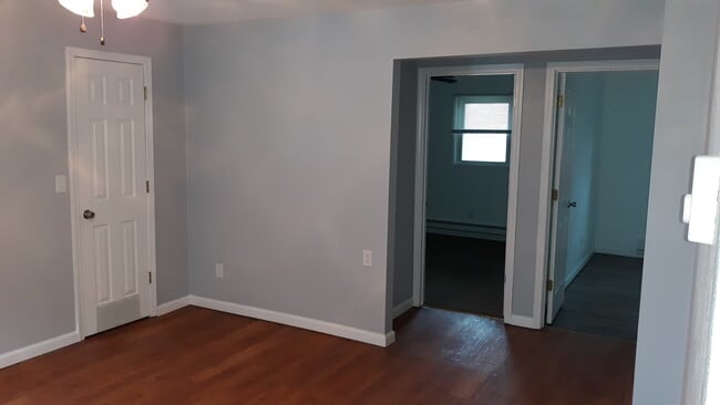 Building Photo - 408 E Poos Dr