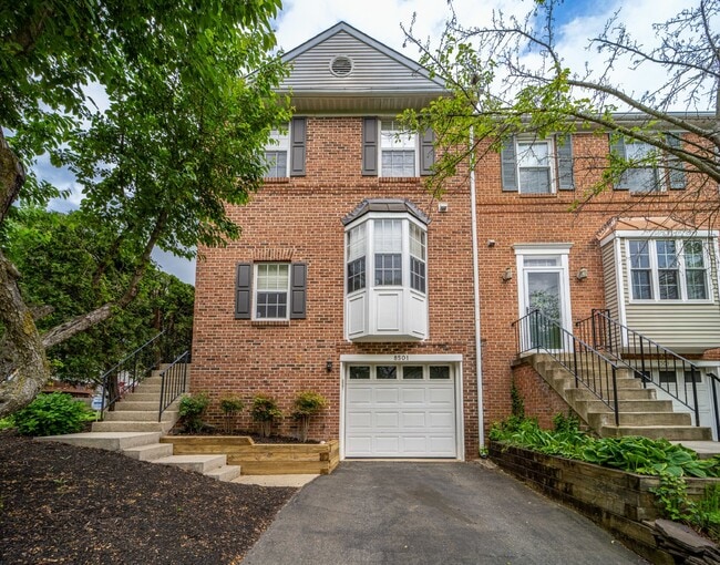Three-level end unit townhome! - Three-level end unit townhome!