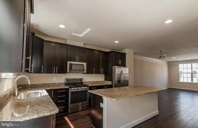 Building Photo - 44 Linden Pl