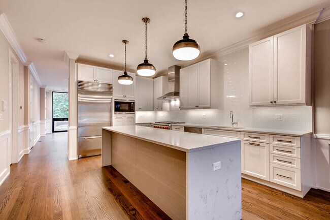 Building Photo - 2848 N Damen Ave