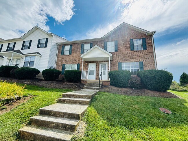 Building Photo - 4 Bedroom 2.5 Bath Townhouse