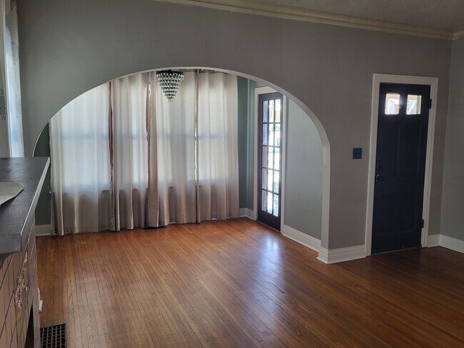 Foto del edificio - Adorable Midtown brick bungalow