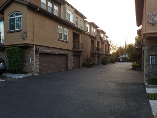 Building Photo - Tri Level 2 Bedroom, 2 1/2 bath condo