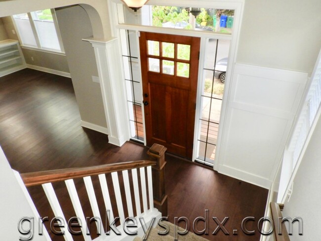 Building Photo - Gorgeous Like-New 4-Bedroom House in a Gre...