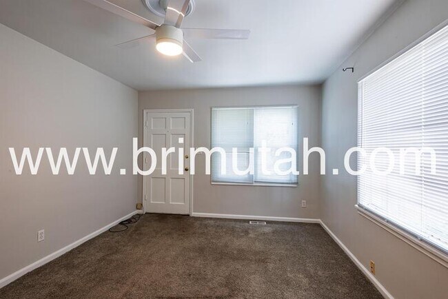Building Photo - 2364 E Redondo Ave