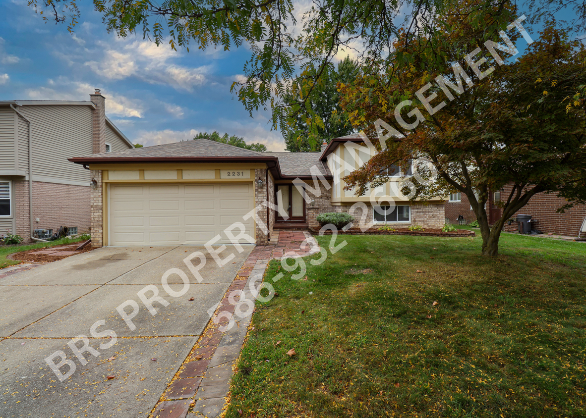 Foto principal - Troy 4 bedroom home with basement and atta...