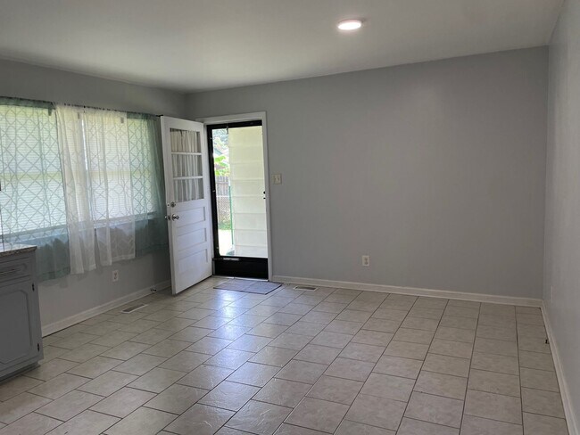 Foto del edificio - BEAUTIFUL 3 BED, 1.5 BATH BRICK HOME LOCAT...