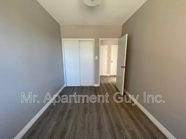 Building Photo - 50 Mohawk Rd W