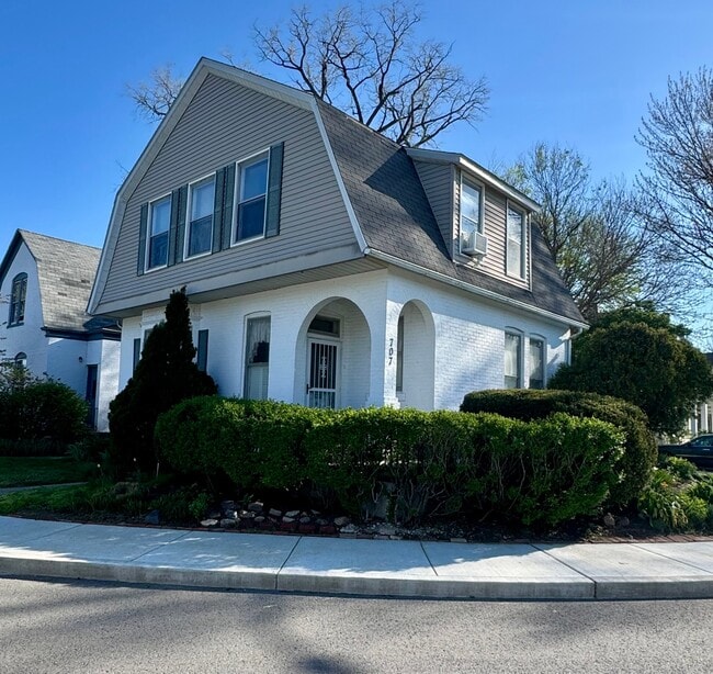 Foto del edificio - 707 Edgewater Ave