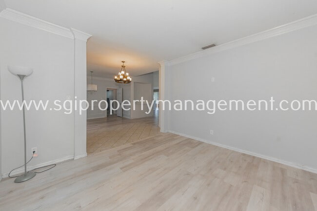Building Photo - 6001 Pinwood Cir