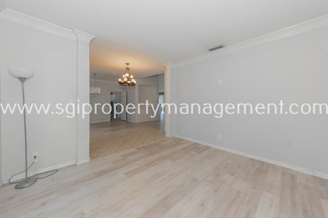 Foto del edificio - 6001 Pinwood Cir