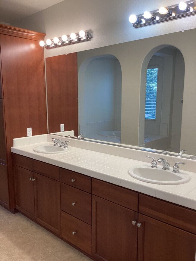 Foto del edificio - 5/3 move in ready