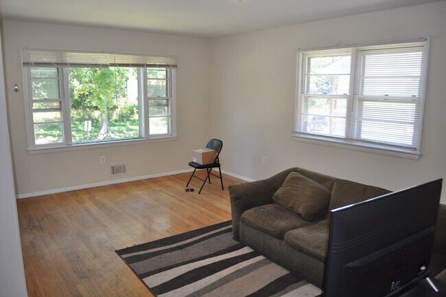 Building Photo - Perfect House for UMD Students -- Very Clo...