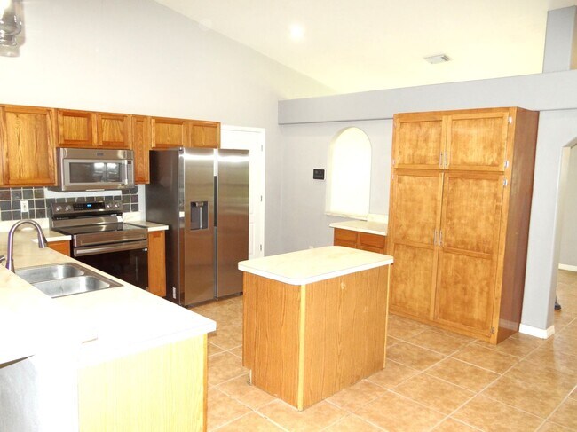 Building Photo - 4 bedroom & 2 bath home off of Bloomingdale Ave.