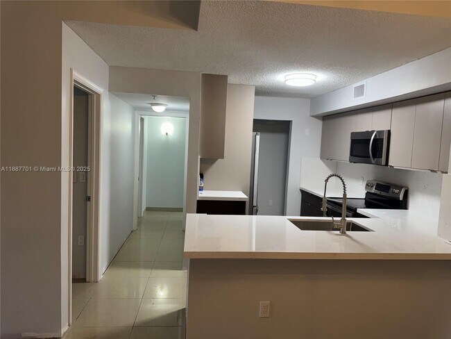 Foto del edificio - 2051 Renaissance Blvd