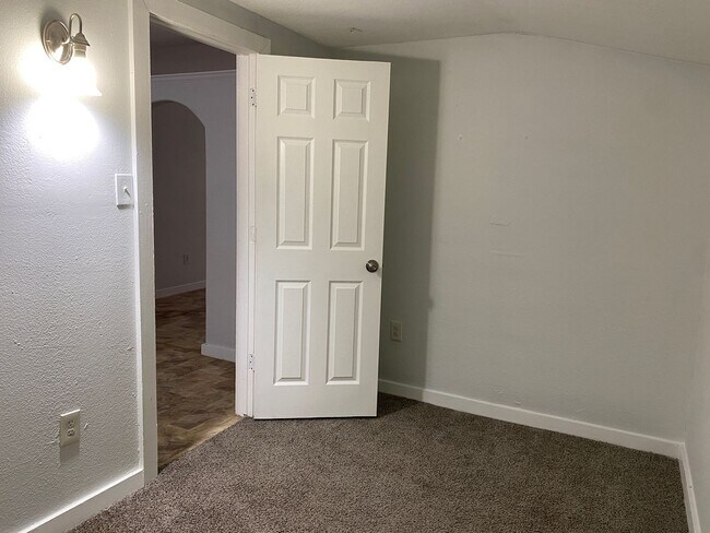 Building Photo - 1-BEDROOM WITH DEN IN AVENIDA GUADALUPE