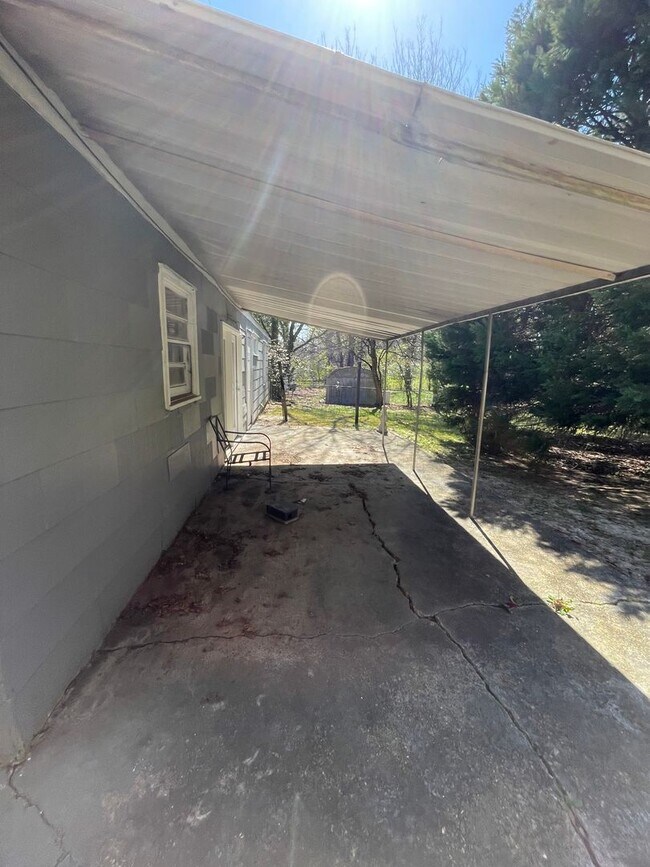 Building Photo - ** 3 bed 1 bath located in Forest Hills **...