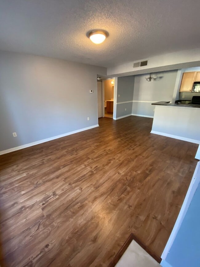 Building Photo - Updated 2/2 in the heart of Brandon