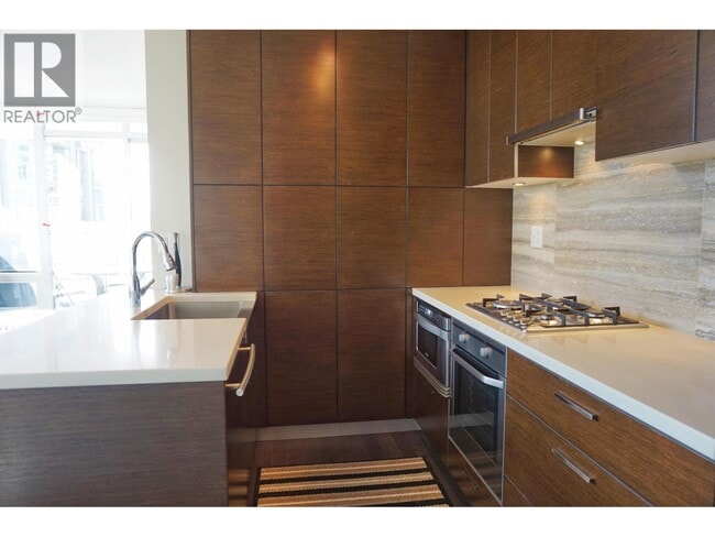 Building Photo - 535 Smithe St