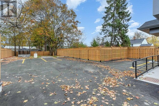 Building Photo - 274 King St E