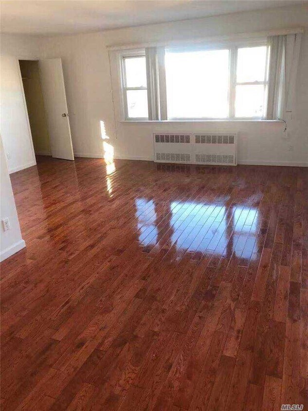 Foto principal - 132-30 57th Rd