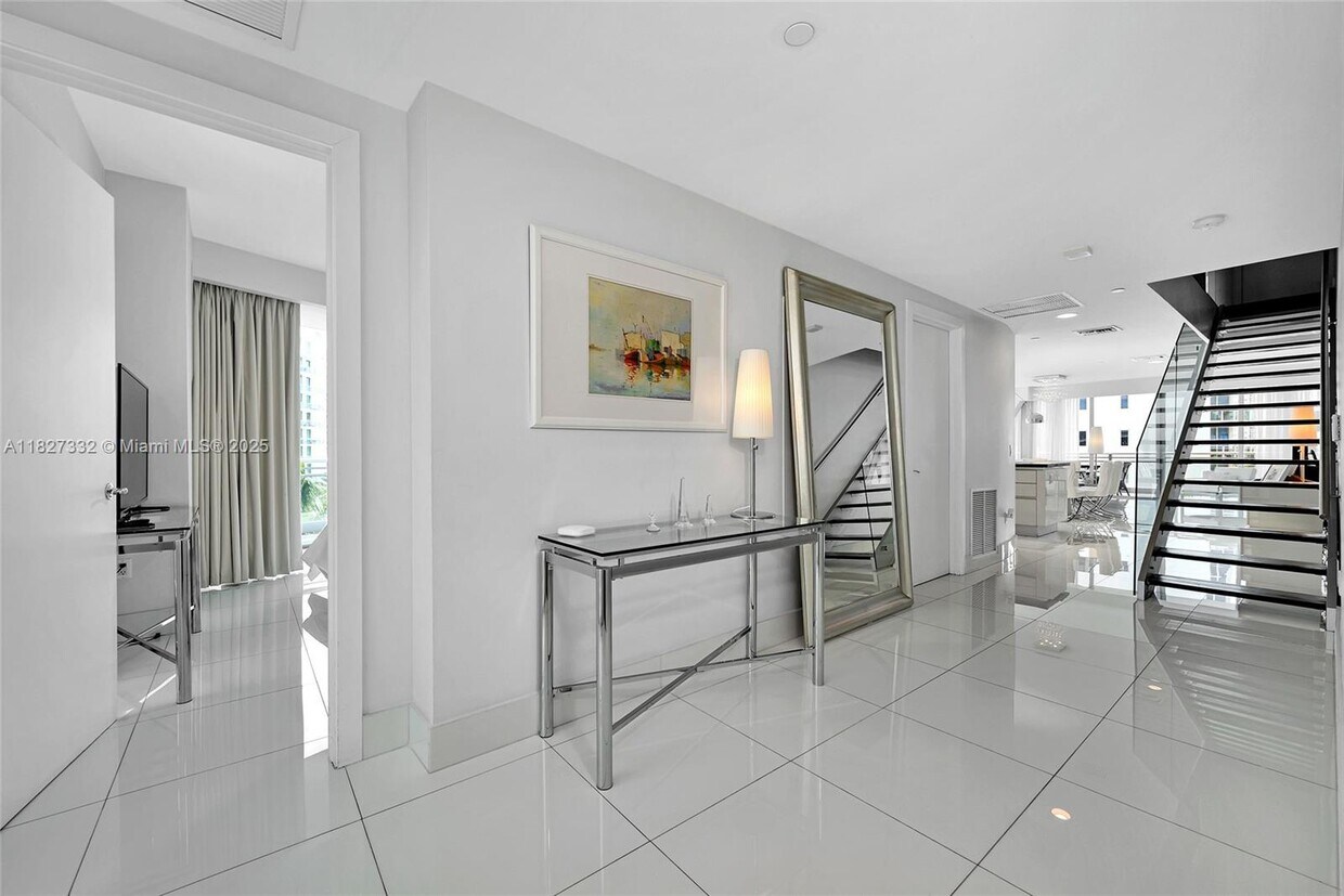 Foto principal - 2950 NE 188th St
