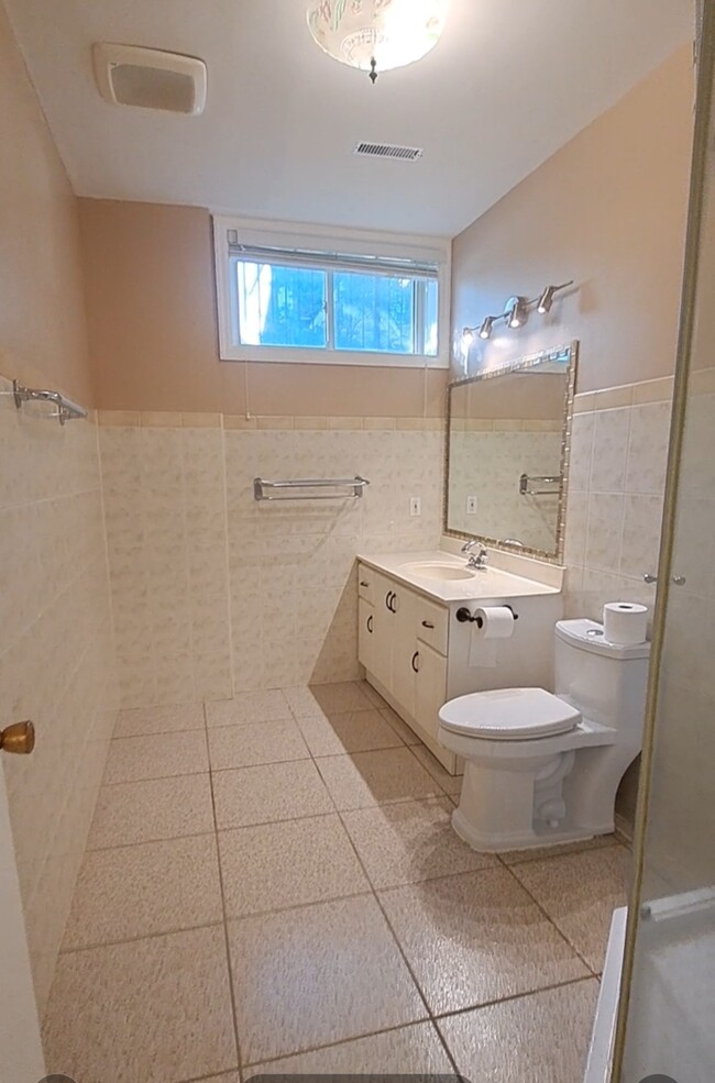 Photo du bâtiment - Spacious One Bedroom Basement Apartment wi...