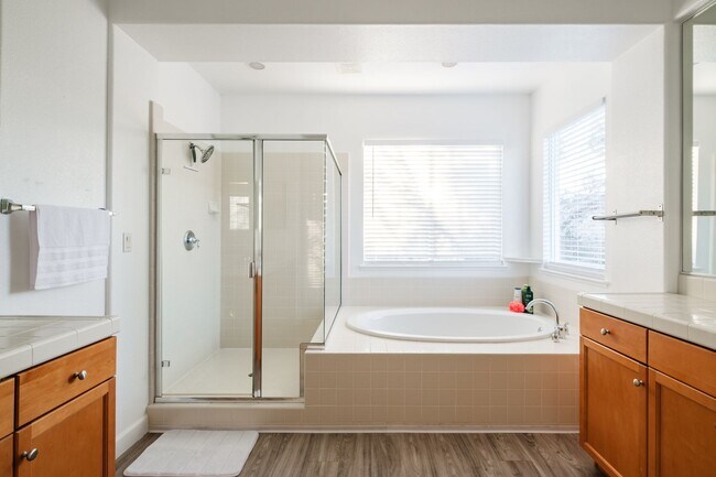 Foto del edificio - 4 Bedroom Fully Furnished Mid-term Rental