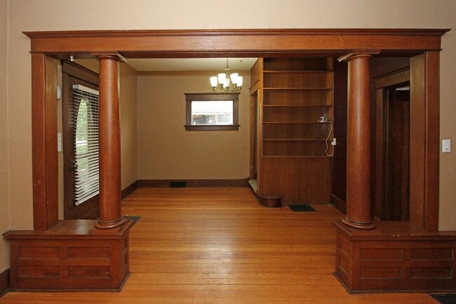 Building Photo - HIstoric 4 bedroom-Available NOW!