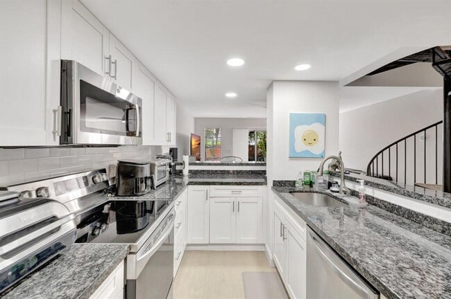 Building Photo - 640 Tennis Club Dr