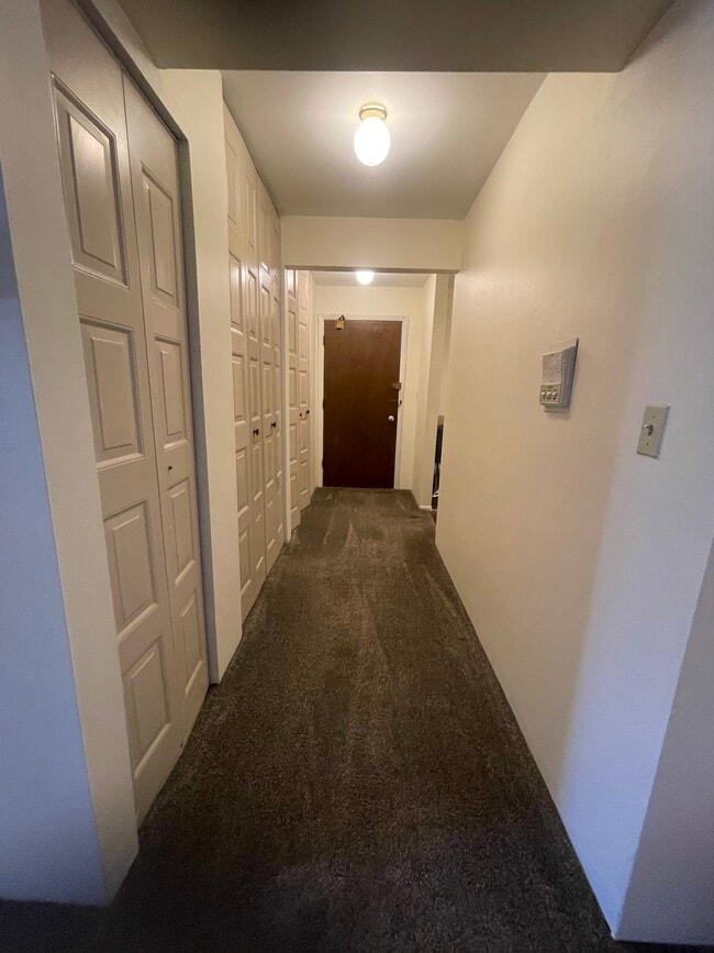 Building Photo - 7 Oak Creek Dr