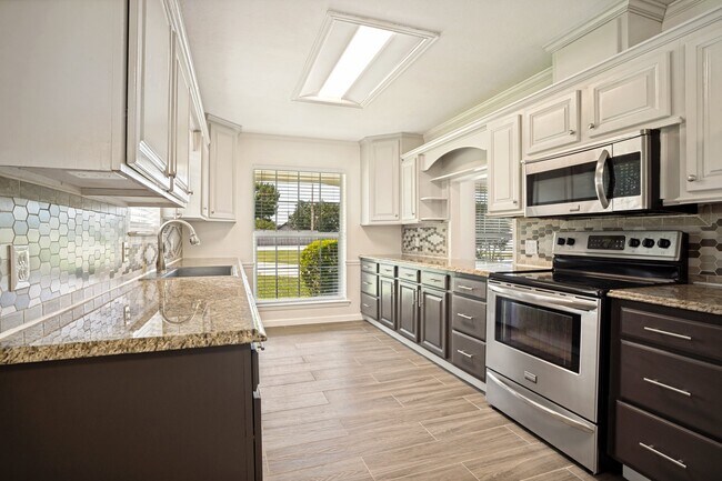 Foto del edificio - 6355 Starnes Rd