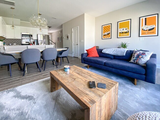 Building Photo - Beautiful Townhome at Manordale - LEASE TA...