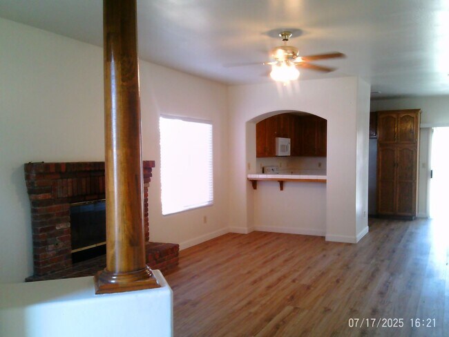 Foto del edificio - NORTHWEST CUTIE !  NEW PAINT AND FLOORING!!!