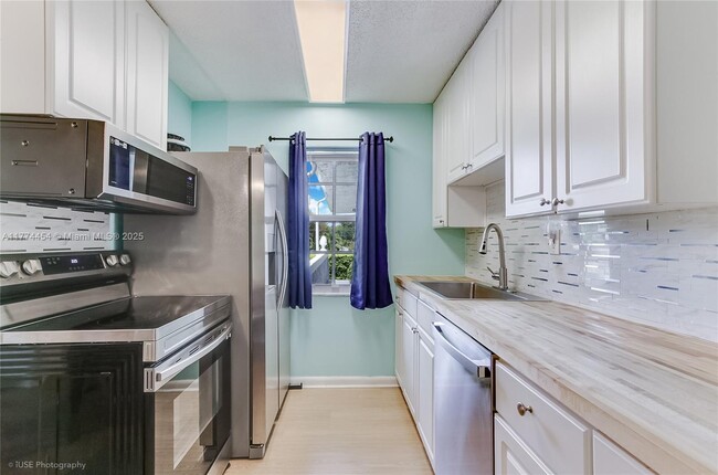 Foto del edificio - 900 NE 26th St