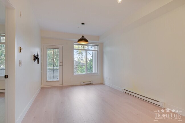 Photo du bâtiment - Bright & Updated 1-Bedroom Condo in the Heart of Surrey City Centre