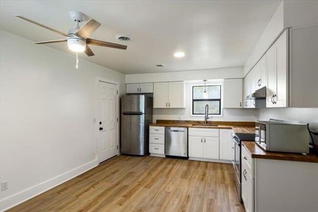 Building Photo - 3 Bedroom, 1.5 Bath Beauty!