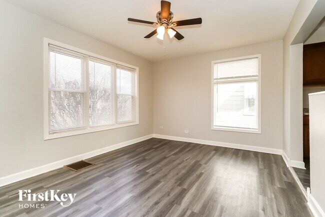 Foto del edificio - 3721 W 86th St