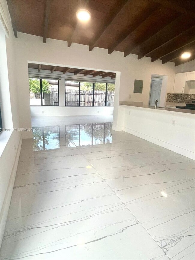 Foto del edificio - 1776 NE 178th St