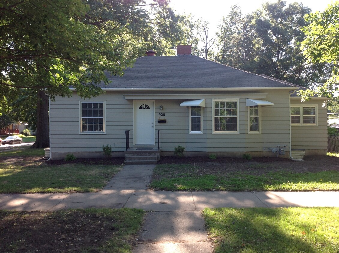 Foto principal - LARGE 4 Bedroom home available August 1st ...