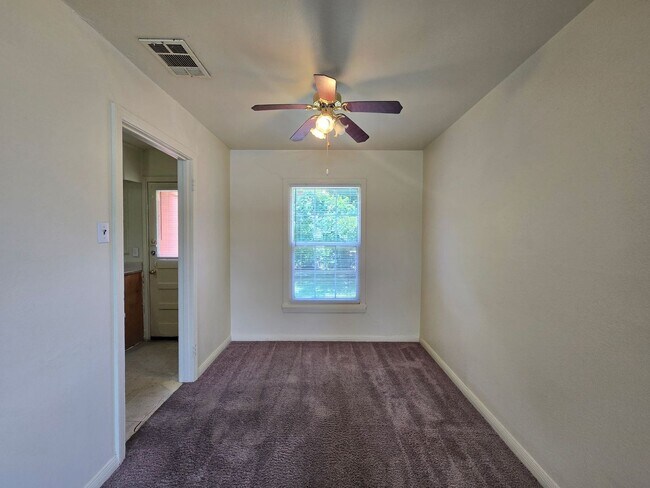 Foto del edificio - AVAILABLE NOW!