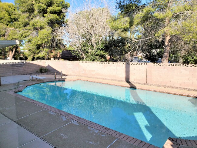 Foto del edificio - 7450 Trudy Ln