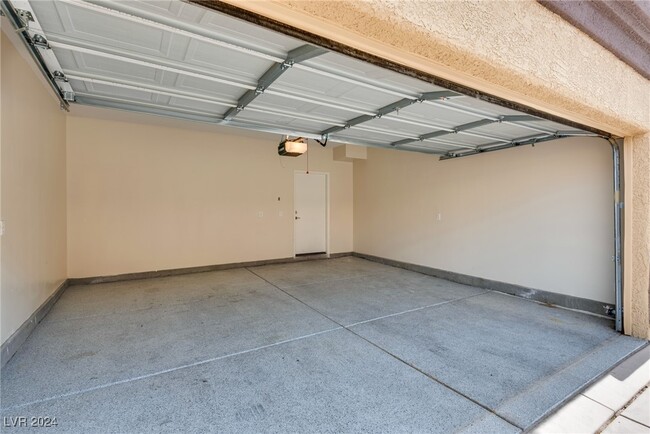 Building Photo - 6868 Sky Pointe Dr